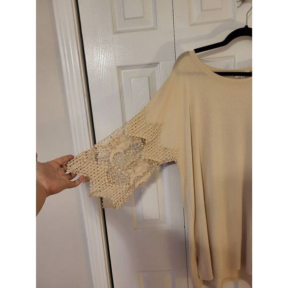 Umgee cream colored tunic with crochet sleeves - Picture 4 of 7